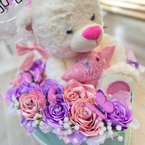 Caja de rosas y peluche