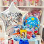 Tienda regalos originales Madrid Cesta mediana con dulces surtidos y globos