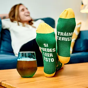 Calcetines con mensaje “Si puedes leer esto, tráeme cerveza” – regalo divertido