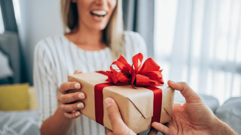 Hija entregando regalos emotivos para padres