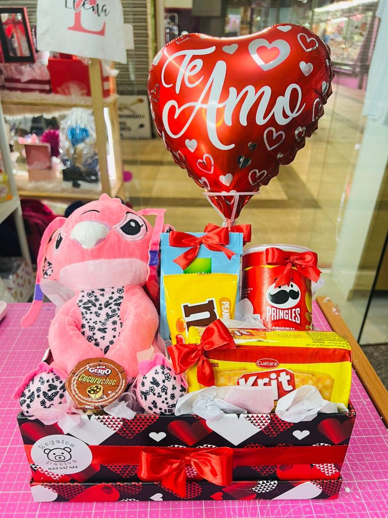 Cesta romántica con peluche rosa, chocolatinas y globo con mensaje “Te amo” como regalo para enamorar