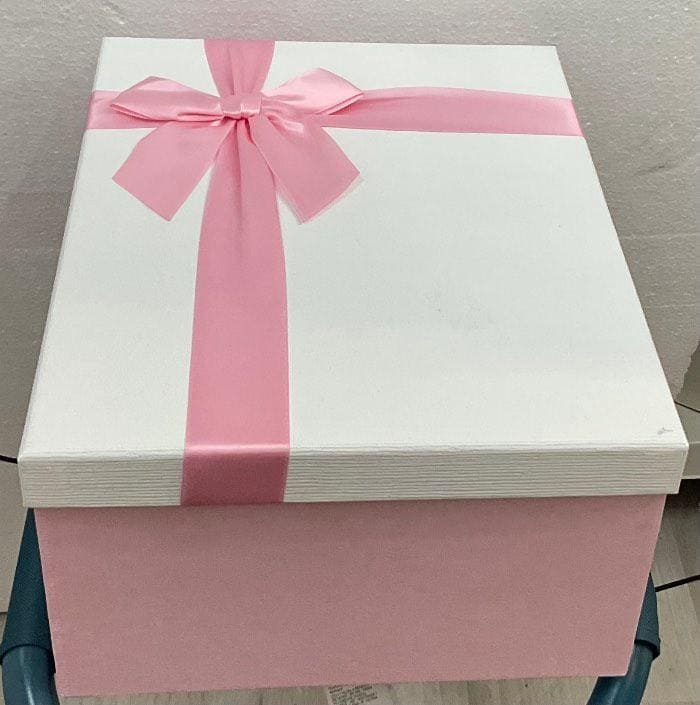 Caja rosa con lazo