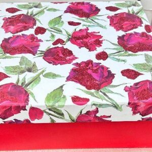 Caja de regalo decorativa floral con rosas rojas y purpurina roja.