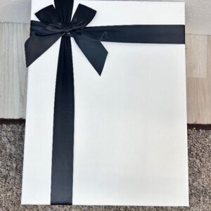 Caja de regalo blanca con lazo azul