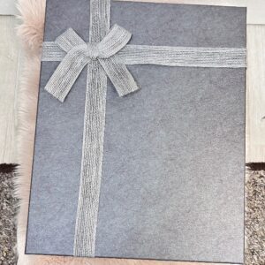 Caja de regalo gris mate con lazo plateado