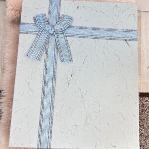 caja azul con lazo celeste