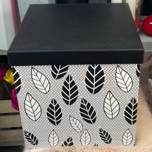 Caja de regalo elegante con diseño de hojas negras y blancas