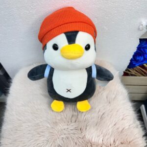 Peluche de pingüino con gorra naranja