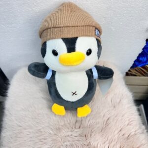 Peluche de pingüino con gorra marron