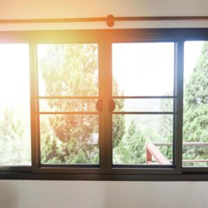 Rutina de mañana con luz natural al abrir la ventana
