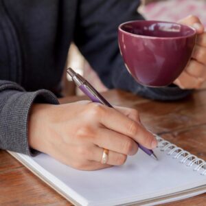 Rutina saludable al planificar el día en una libreta