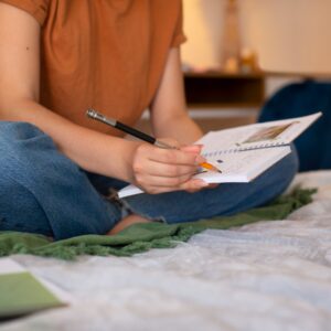 Rutina de mañana escribiendo una intención para el día