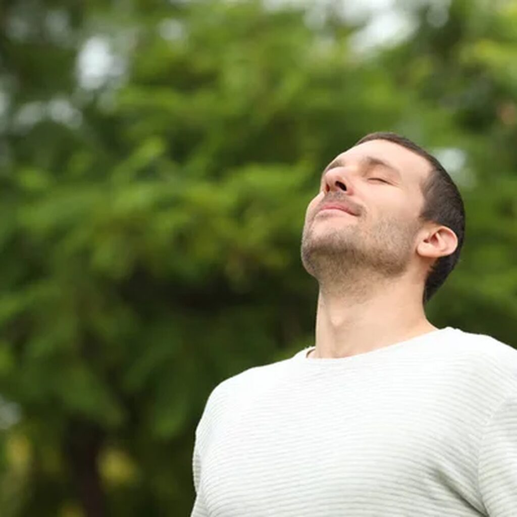 Hábito de bienestar con respiración tranquila por la mañana