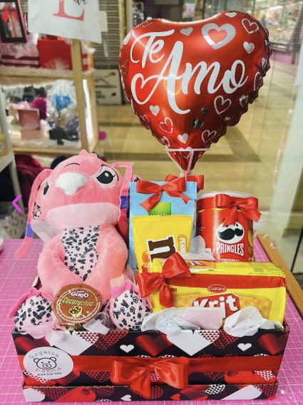 Mini cesta de regalo con dulces y detalles pequeños