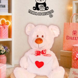 Peluche de oso sujetando un corazón