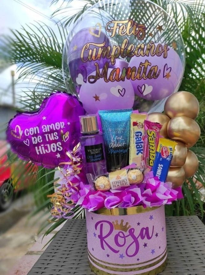 Cesta de regalo personalizada para cumpleaños con dulces y detalles