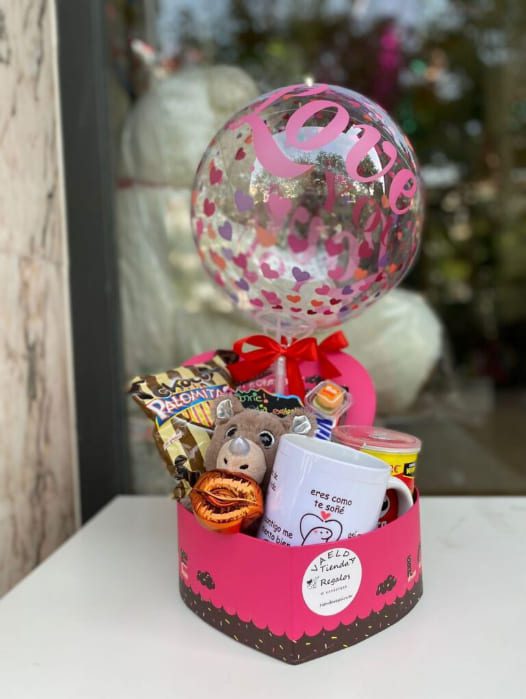 Cesta de regalo para mujer llena de detalles personalizados