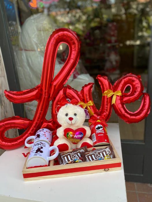 Cesta de regalo para mujer con presentación cuidada