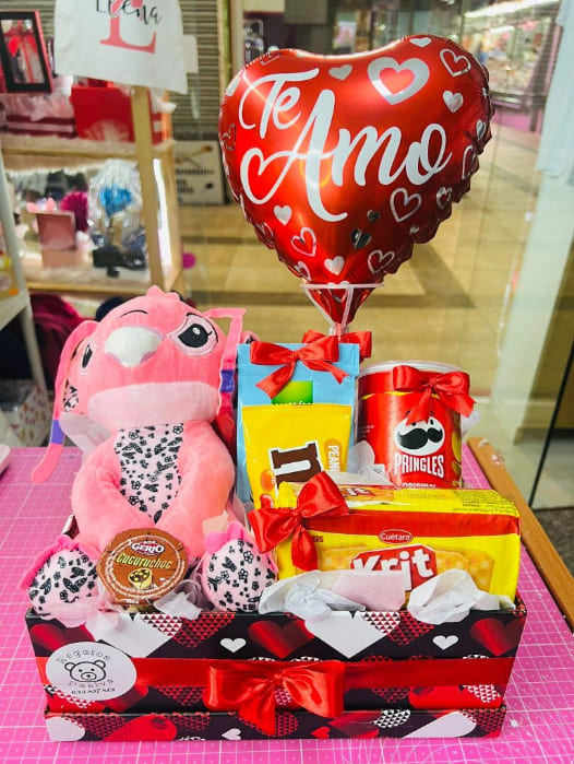 Cesta de regalo para mujer con peluche y chocolates
