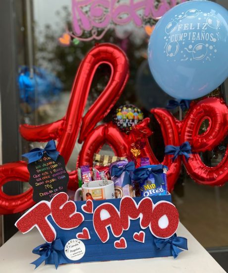 Cesta de regalo con taza personalizada, galletas y globo con mensaje “Love” o “Feliz cumpleaños”. Sorprende desde el corazón, estés donde estés.