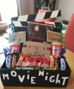 Caja de regalo personalizada con nombre y decoración artesanal