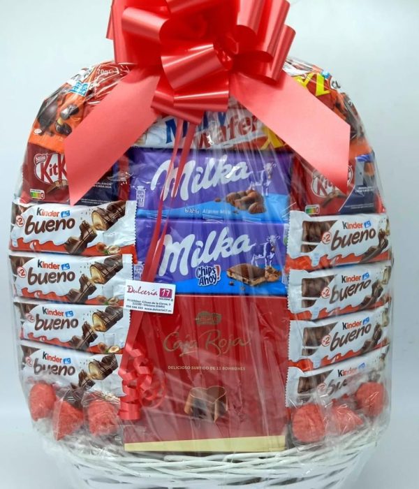Cesta gourmet con selección de bombones finos y chocolates variados, perfecta como regalo original en Madrid