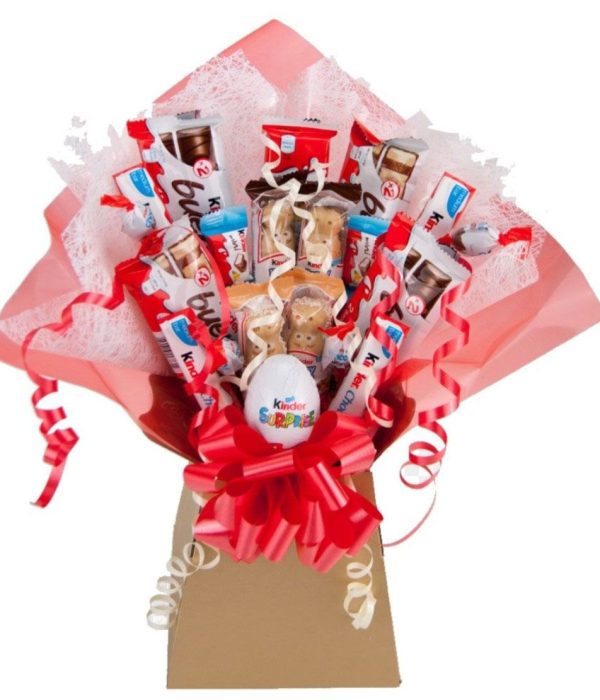 Cesta de regalo con bombones artesanales y chocolates gourmet, ideal para sorprender con un detalle dulce en Madrid
