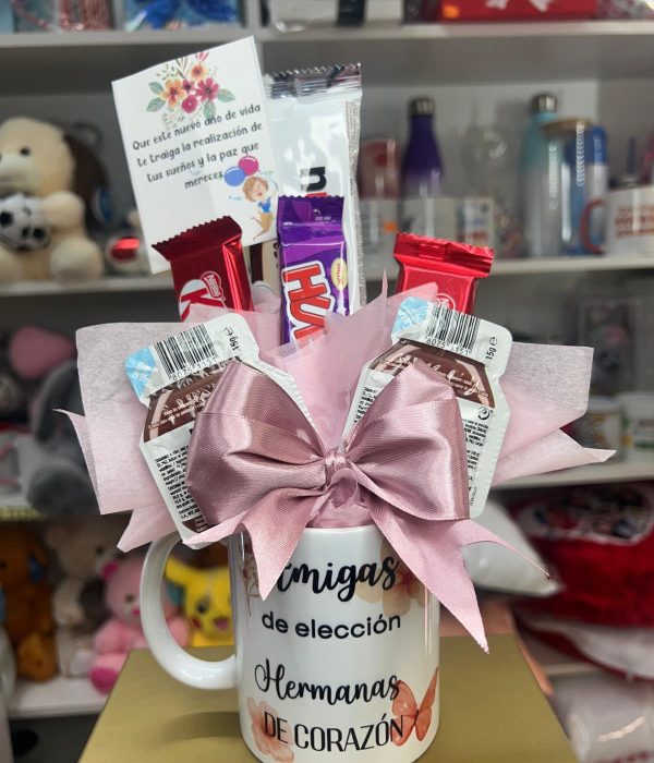 Cesta de regalo con taza personalizada y chocolates gourmet, perfecta para sorprender con un detalle único en Madrid