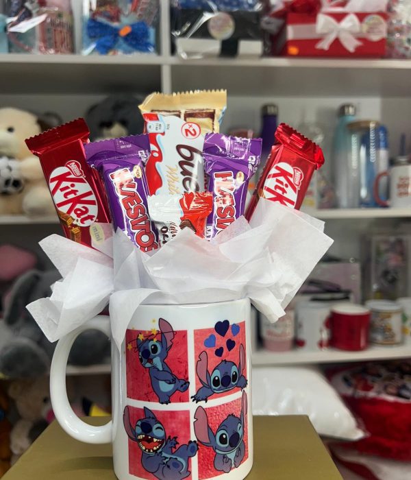 Caja de regalo con taza personalizada y chocolates artesanales, ideal para regalar en cumpleaños o días especiales en Madrid